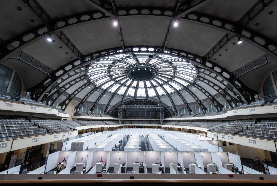 Im Frankfurter Impfzentrum, das sich zunächst in der Festhalle befand und im September 2021 in die Messe Frankfurt umzog,  wurden bereits rund 700.000 Covid-19-Impfungen gegeben. Zuletzt hat die Nachfrage wieder stark zugenommen. / Foto: picture alliance/Boris Roessler
