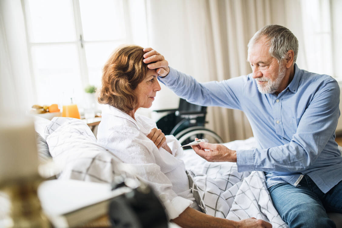 MS-Patienten über 50 oder mit fortgeschrittener Behinderung sollten bei einer SARS-CoV-2-Infektion mit Corona-Medikamenten behandelt werden. / Foto: Getty Images/Halfpoint Images