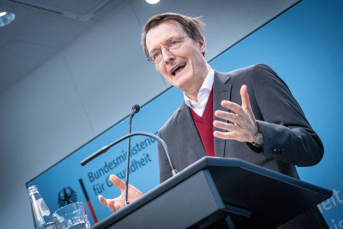 Zu dem geplanten Gesetz zeichnen sich schwierige Beratungen ab – zum Beispiel über die Frage, ob homöopathische Präparate weiter von den Kassen erstattet werden dürfen. Bundesgesundheitsminister Lauterbach ist bekanntlich dagegen – was sich im Gesetzentwurf bislang aber nicht wiederfindet.  / Foto: IMAGO/Chris Emil Janßen
