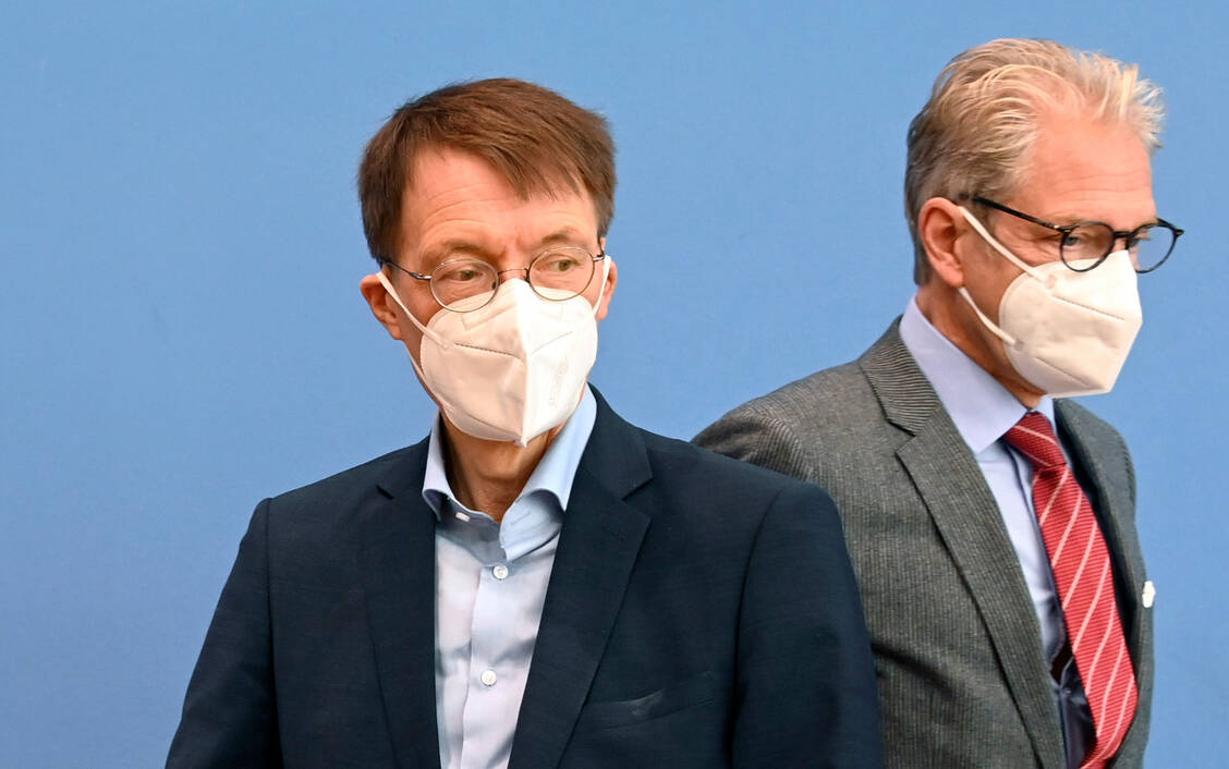 Die Proteste von KBV-Chef Andreas Gassen (rechts) bei Bundesgesundheitsminister Karl Lauterbach bezüglich der Sparmaßnahmen haben in der Ampel-Koalition offenbar Eindruck hinterlassen. / Foto: picture alliance / Geisler-Fotopress