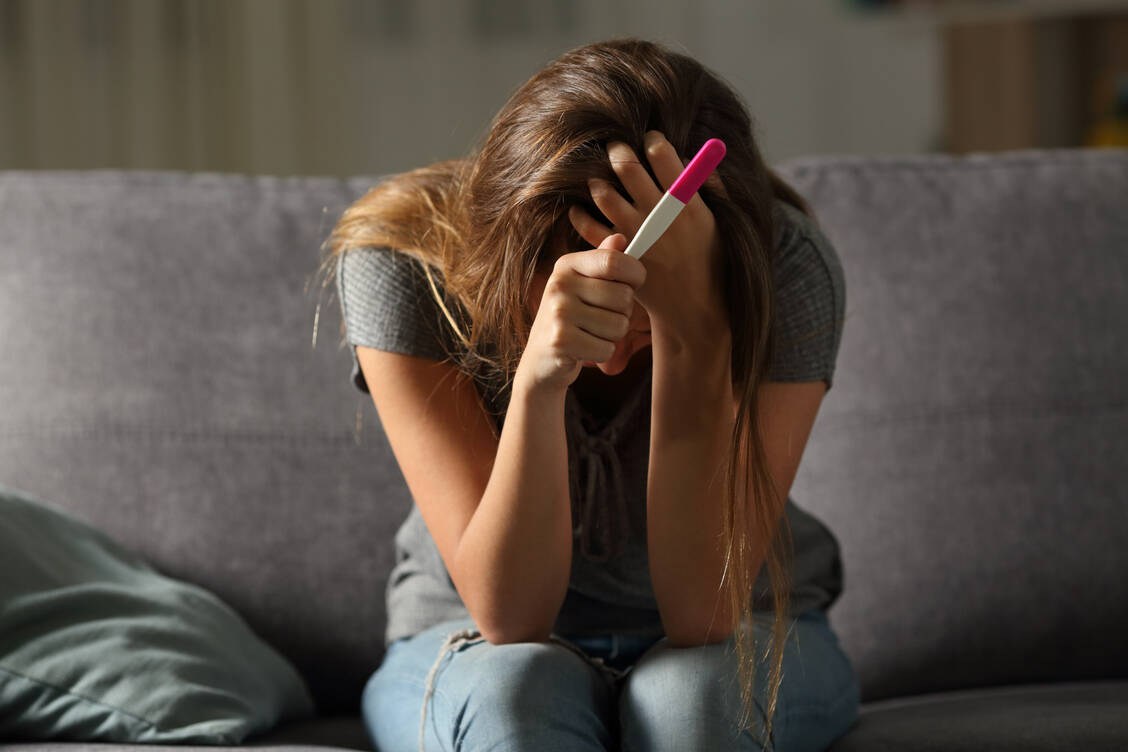 In Deutschland bleibt ein Schwangerschaftsabbruch in den ersten zwölf Wochen der Schwangerschaft straffrei, wenn die Frau sich zuvor beraten lässt. / Foto: Adobe Stock/Antonioguillem