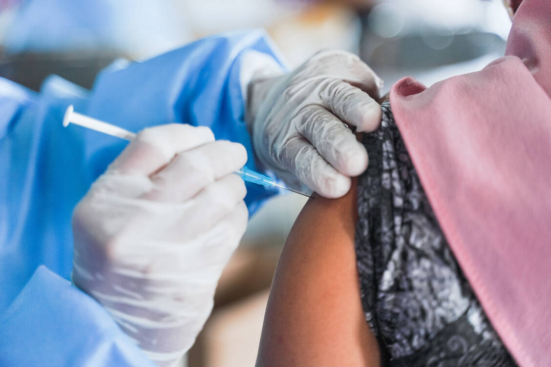 Impfungen gegen Covid-19 sollen in diesem Herbst mit Impfstoffen erfolgen, die an die Omikron-Subvariante XBB.1.5 angepasst sind. Ein erster solcher Impfstoff hat jetzt eine Zulassungsempfehlung in der EU erhalten. / Foto: Getty Images/Alfian Widiantono