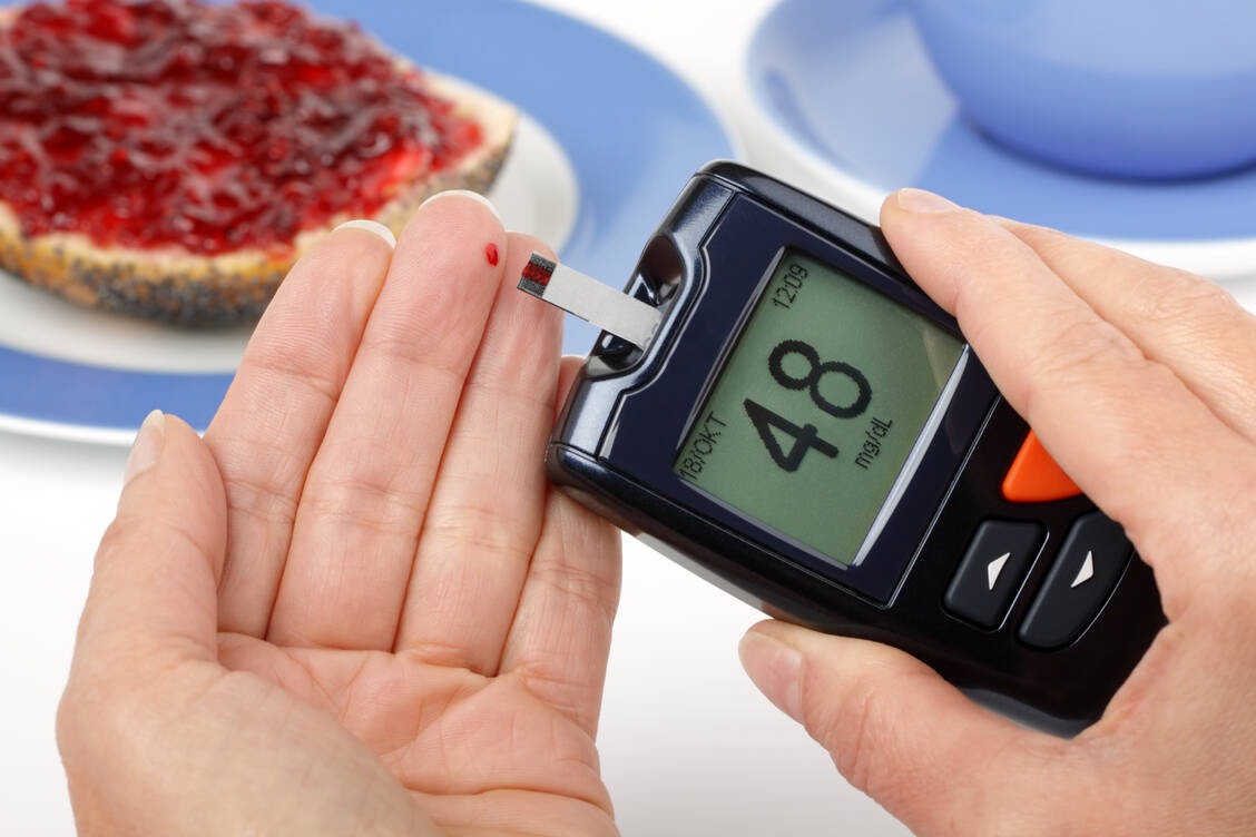 Erst essen, dann messen: So sollten sich Diabetiker bei Unterzuckerungs-Anzeichen verhalten. Können sich Betroffene nicht mehr selbst helfen, müssen andere schnell handeln. Ist jemand wegen einer schweren Unterzuckerung bewusstlos geworden, kann man mit einer Glucagon-Spritze Erste Hilfe leisten. In den USA gibt es nun auch ein Glucagon-Nasenspray, das den gleichen Zweck erfüllt. / Foto: Adobe Stock /fovito