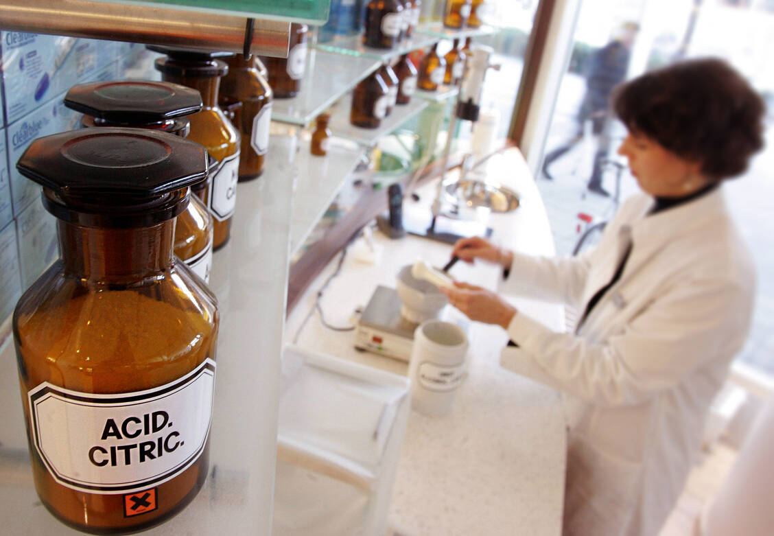 Pharmazeutisch-technische Assistenten möchten in den Apotheken mehr Kompetenzen erhalten. Damit die Pflicht zur Beaufsichtigung durch einen Apotheker entfällt, müssen aber laut geplantem PTA-Reformgesetz umfangreiche Voraussetzungen erfüllt sein.  / Foto: Imago/momentphoto/Robert Michael