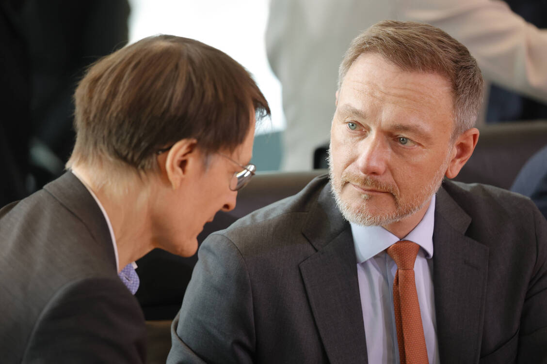 Bundesfinanzminister Christian Lindner (FDP) will beim Haushalt sparen – auch im Gesundheitssystem sieht er Effizienzreserven. / © IMAGO/Metodi Popow