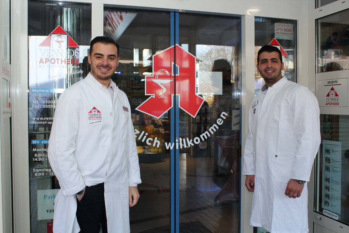 Hadi Faddoul (li.) und Nadim Shebli führen vier Apotheken in Ostwestfalen. Sie haben in Deutschland privat und beruflich Wurzeln geschlagen. / © privat