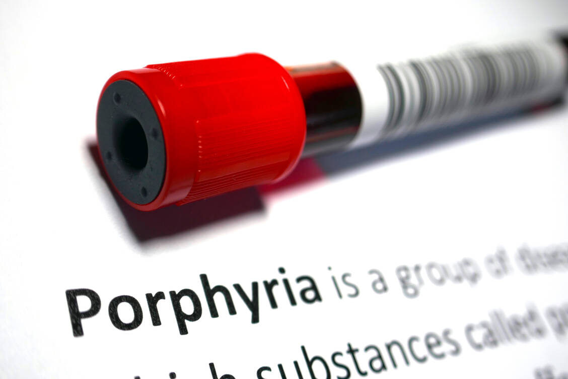 Bei Porphyrien ist die Biosynthese von Häm gestört. Es gibt verschiedene Arten von Porphyrien. / Foto: Getty Images/Hailshadow