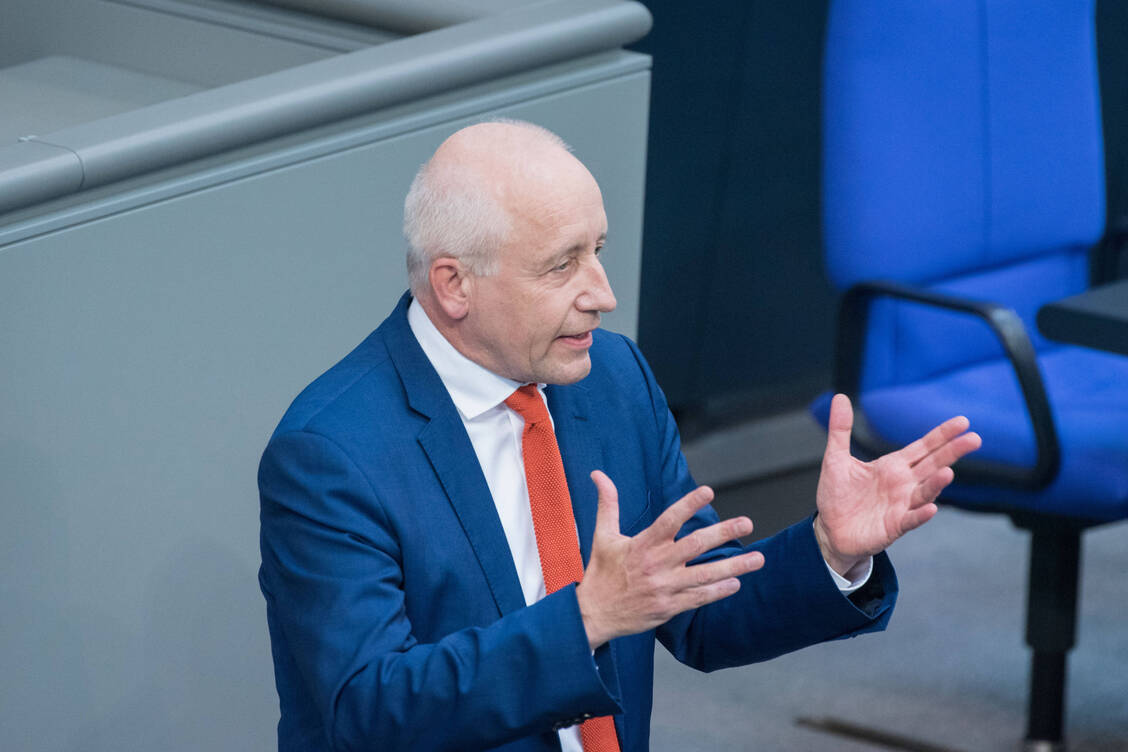 Der FDP-Gesundheitspolitiker Wieland Schinnenburg hat mehrere Fragen zur Finanzaufsicht BaFin und deren Rolle bei der AvP-Insolvenz. / Foto: imago images/Christian Spicker