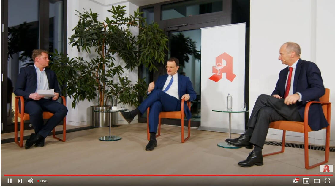 Live aus dem Apothekerhaus: Bundesgesundheitsminister Jens Spahn im Gespräch mit ABDA-Präsident Friedemann Schmidt. Moderation: Gregor Waschinski vom »Handelsblatt« (links). / Foto: PZ/Screenshot