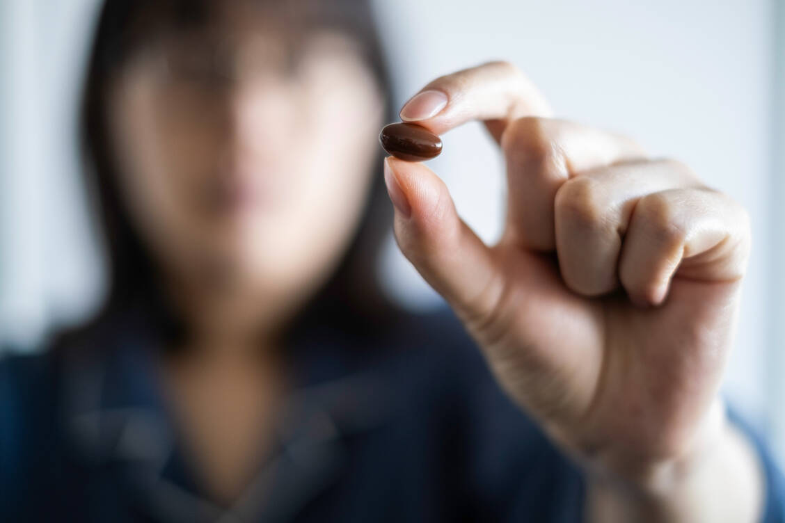 Die Adhärenz bei oraler Eisen-Substitution kann mit recht einfachen Mitteln beeinflusst werden: Zuhören und reden. / © Getty Images/Jackal Pan