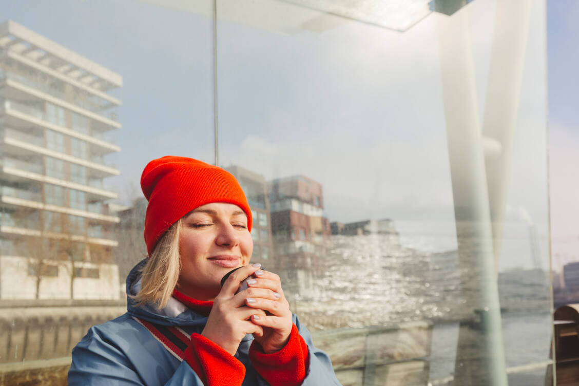 Die Belastung der Luft mit Feinstaub und Stickstoffdioxid lag 2025 in Deutschland zwar unter den aktuell geltenden Grenzwerten, muss jedoch noch besser werden. / © Getty Images/Westend61/Irina Heß