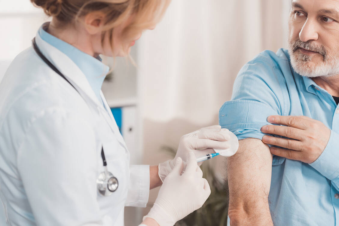 Tendenz stark steigend: Binnen einer Woche hat sich die Zahl der Hausarztpraxen, die Patienten gegen Corona impfen, um 10.000 auf 45.000 erhöht. Damit sind fast alle Hausarztpraxen in Deutschland – laut KBV waren das 2019 etwa 55.000 – bei der dezentralen Impfkampagne mit im Boot. / Foto: Fotolia/Lightfield Studios