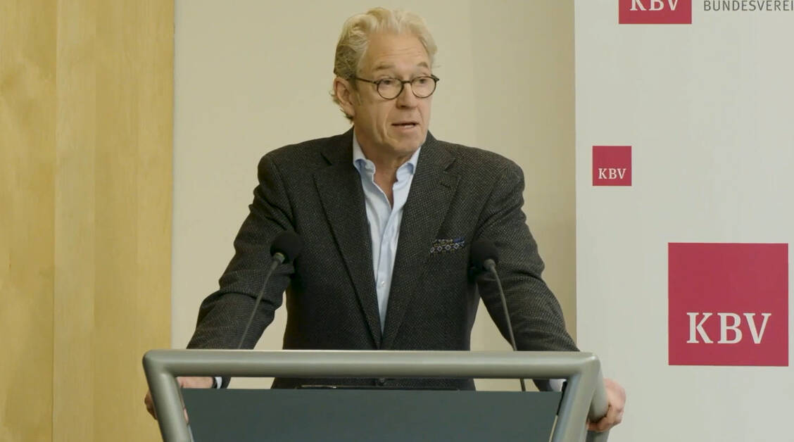 Der Erweiterte Bundesausschuss hatte eine Honorarabsenkung für Psychotherapeutinnen und Psychotherapeuten zum 1. April um 4,5 Prozent beschlossen – die KBV will dagegen vorgehen. / © KBV/Screenshot