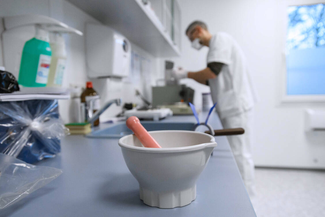 Apotheken, die Rezepturarzneimittel herstellen und in sogenannten Serviceverpackungen abgeben, müssen sich ab Juli 2022 beim Verpackungsregister listen lassen. / Foto: picture alliance / dpa-Zentralbild