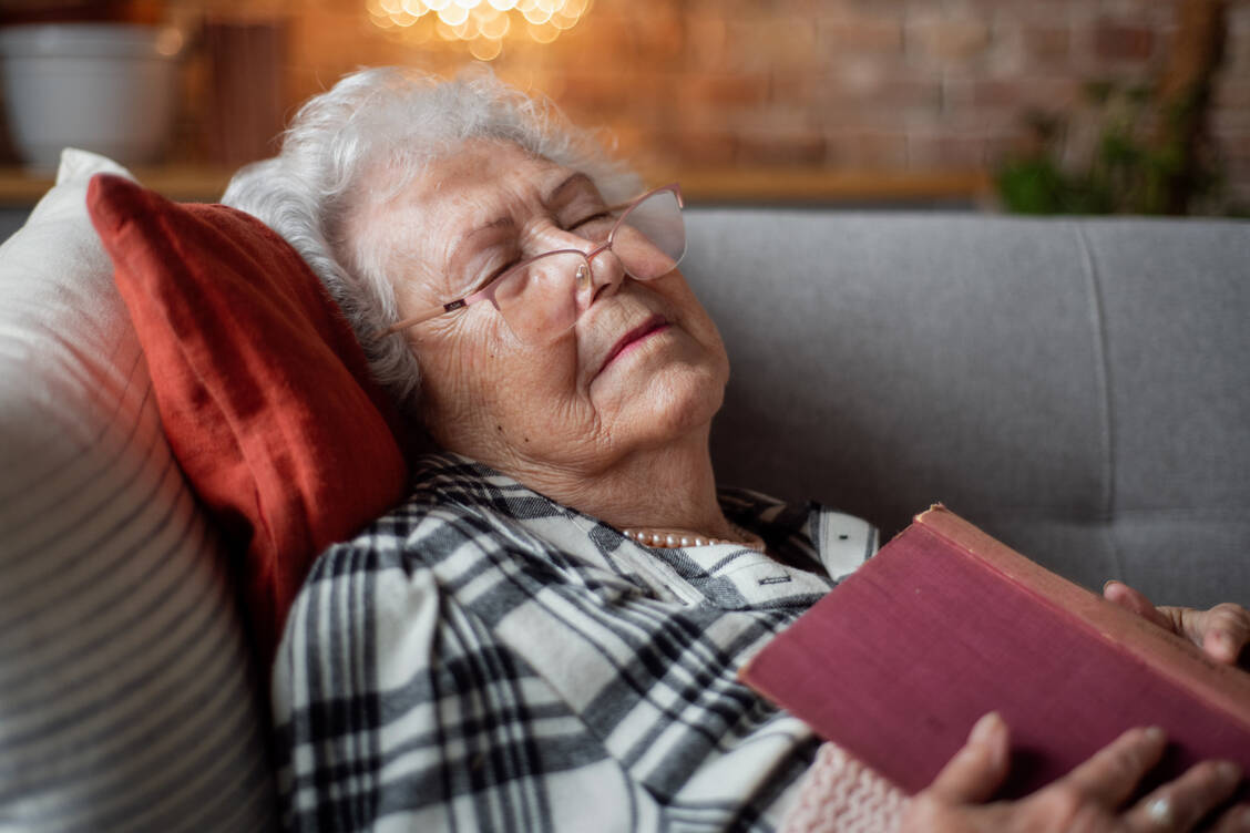 Sind ältere Menschen tagsüber häufig müde und schlafen, ist das mit einem erhöhten Sterberisiko assoziiert. Vor allem dann, wenn vormittags geschlafen wird. / © Getty Images/Halfpoint Images