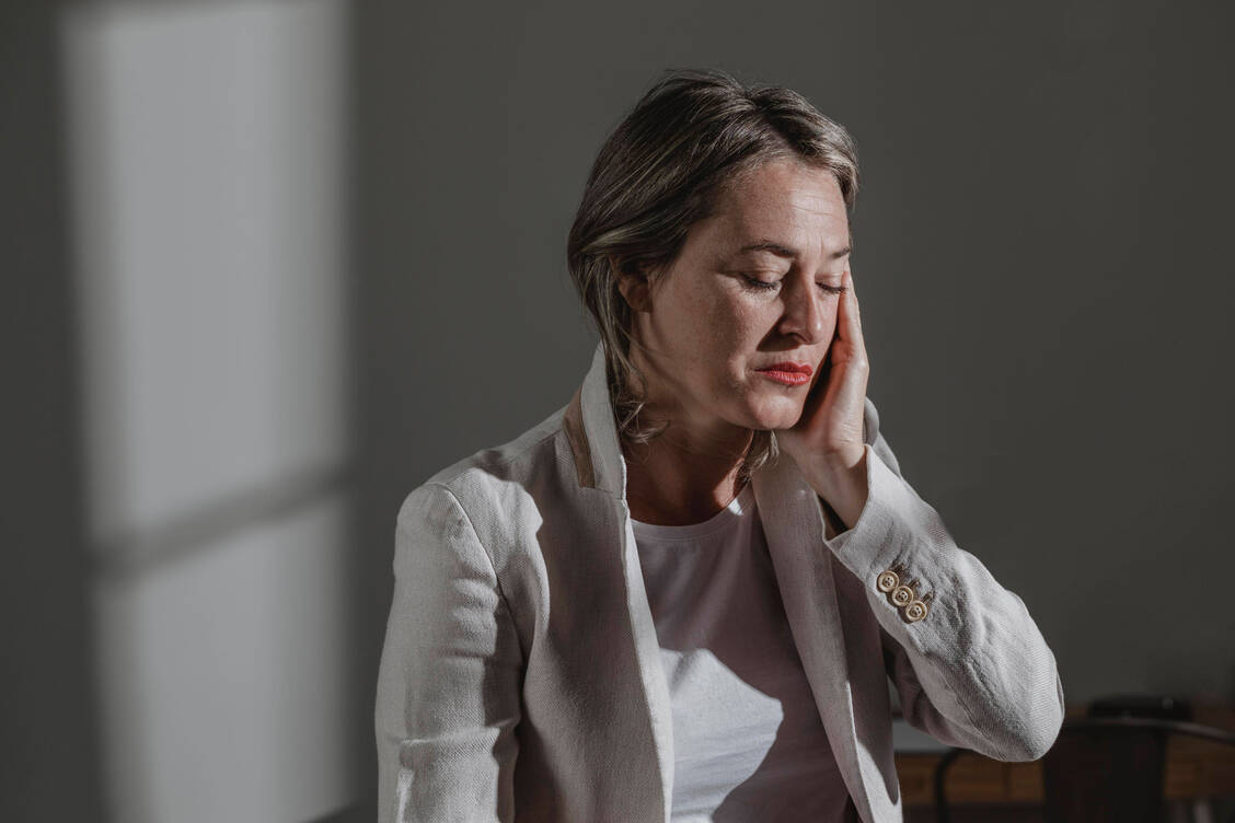 Eine zentrale Rolle in der Behandlung der Betroffenen von chronischen Schmerzen kommt der Schmerzpsychotherapie zu. Hier herrscht jedoch derzeit in Deutschland eine Versorgungslücke. / © Imago Images/imagebroker