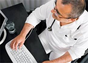 Evidenz aus klinischen Studien ist das eine, die Übersetzung der Ergebnisse in die Praxis durch erfahrene Ärzte das andere. Beides ist wichtig.
<p class="fotonachweis">Foto: Fotolia/Kzenon</p>