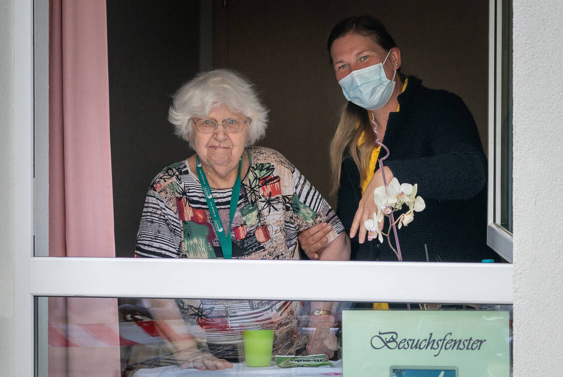 Gilt bald eine Impfpflicht etwa für Beschäftigte in Pflegeheimen? Die Ampel-Parteien wollen über eine solche Impfpflicht zunächst noch beraten, eine Einigung gibt es allerdings noch nicht. / Foto: Imago Images/Max Stein