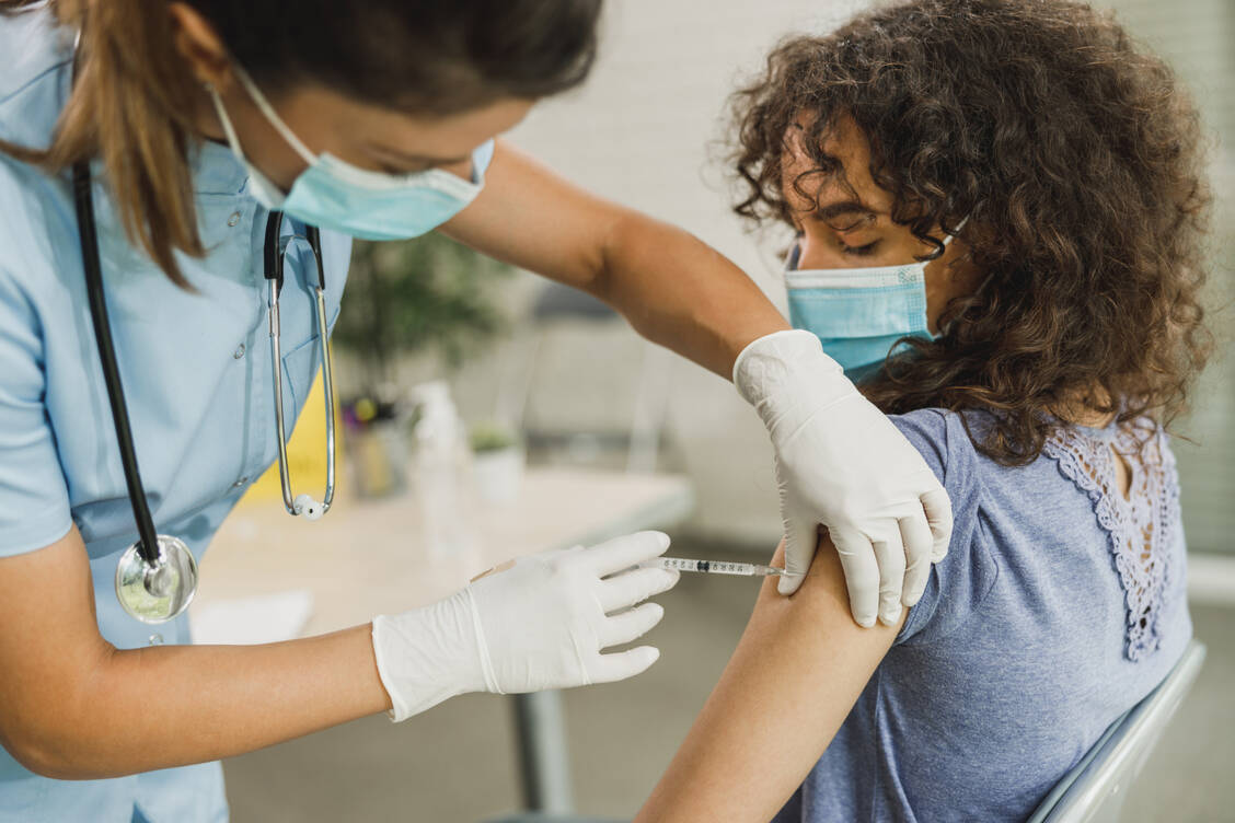 Auch Kinder und Jugendliche ab zwölf Jahren sollen laut STIKO nun eine dritte Dose Coronimpfstoff erhalten. / Foto: Adobe Stock/milanmarkovic78