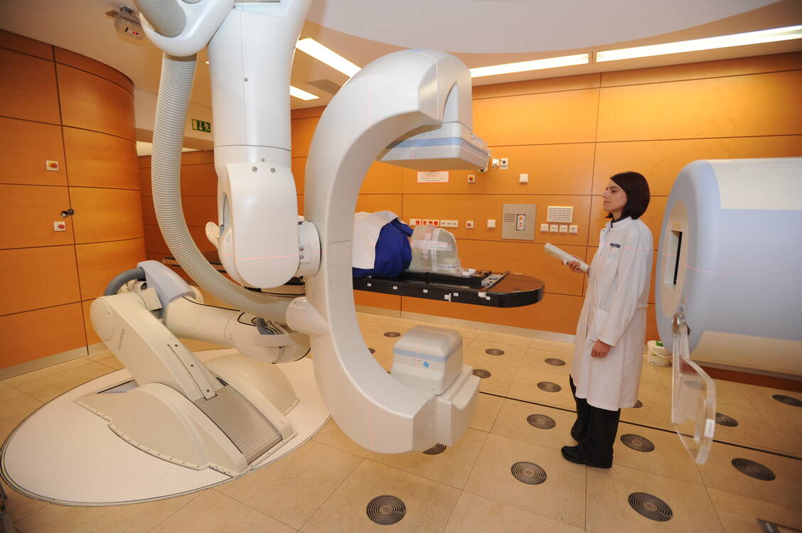 Ein Glioblastom-Patient wird im Heidelberger Ionenstrahl-Therapiezentrum mit Schwerionen bestrahlt. / Foto: Springer Medizin/Mathias Ernet