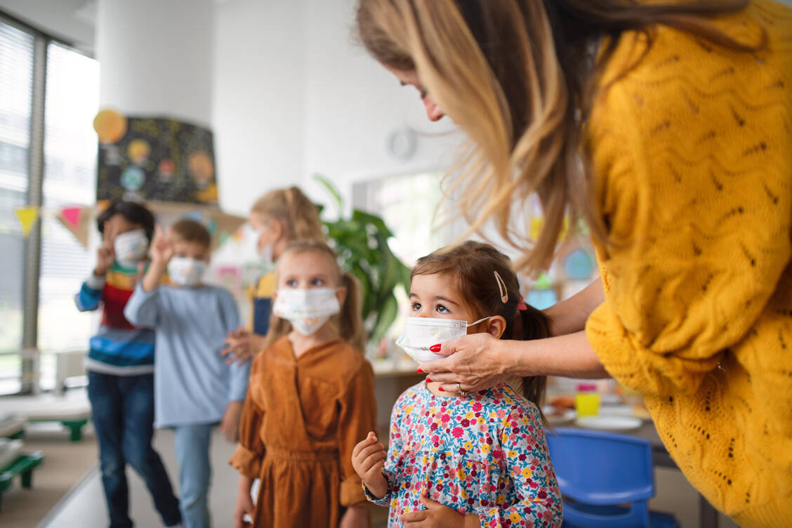 Vor allem jüngere Kinder dürften zu denjenigen gehören, die noch keinen Kontakt zum Virus selbst hatten oder ungeimpft sind. / Foto: Getty Images/Halfpoint Images