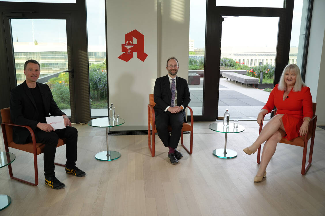 PZ-Chefredakteur Alexander Müller (links) sprach mit Florian Hartge und Claudia Korf über das E-Rezept und das Card-Link-Verfahren.  / Foto: ABDA