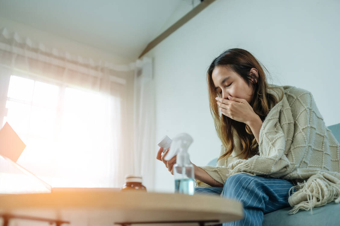 Übelkeit und Stomatitis sind nur einige der typischen Nebenwirkungen auch oraler Krebsmedikamente – sie lassen sich oft mit einer Begleitmedikation oder bestimmten Maßnahmen besser managen. / Foto: Adobe Stock/jumlongch