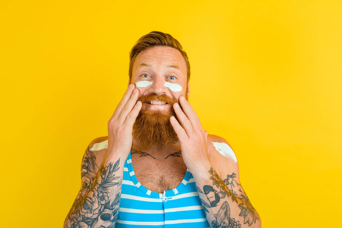 13 Prozent sagen, dass sie Sonnenschutz für überflüssig halten. Aber immerhin fast jeder Fünfte nutzt täglich Sonnenschutzprodukte. / Foto: Adobe Stock/Alphaspirit