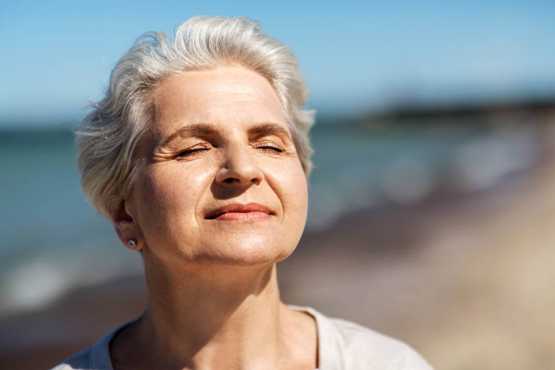 Aufgrund fehlender Sonnenexposition ist ein Großteil der Bevölkerung in Deutschland zumindest zeitweise mit Vitamin D unterversorgt. Bei Krebs kann die tägliche Supplementation von Vitamin D hilfreich sein. / Foto: Adobe Stock/Syda Productions