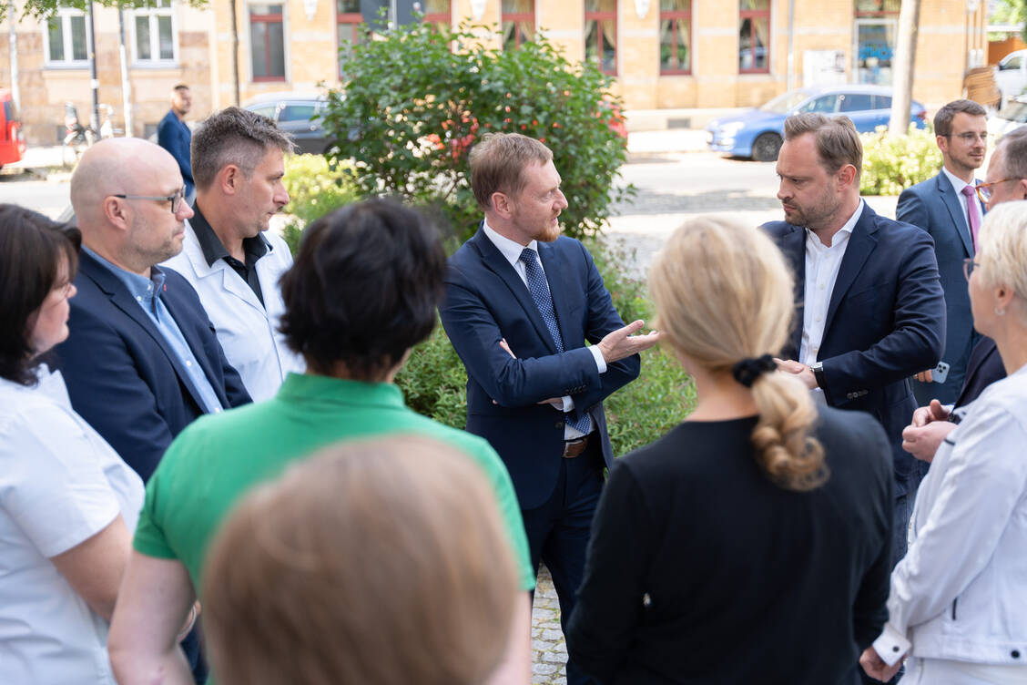 Der sächsische Ministerpräsident Michael Kretschmer (CDU) und CDU-Generalsekretär Alexander Dierks im Gespräch mit Apothekern in Dresden, darunter Vorstandsmitglieder von Kammer und Verband  / Foto: Robert Baumgart