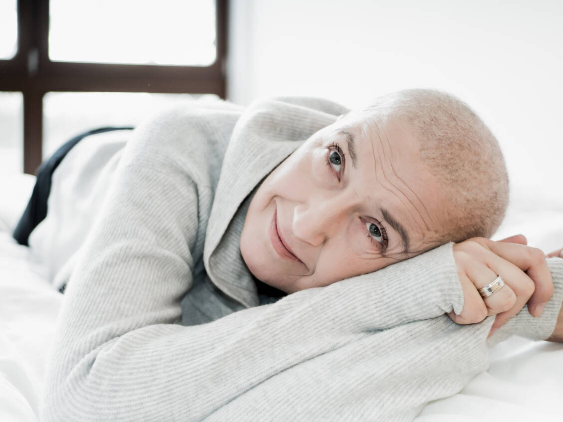 Eine Krebserkrankung ist schwer zu ertragen. Eine möglichst gut verträgliche, sichere Therapie ist umso wichtiger für die Patienten. / Foto: Adobe Stock/Bambistyle
