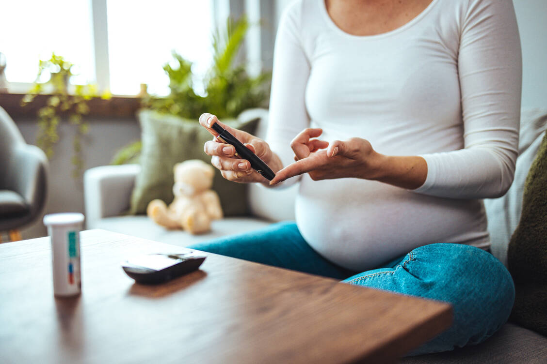 Tests auf Schwangerschaftsdiabetes finden meist zum Ende des zweiten Trimenons statt. Schwangere könnten jedoch von einem früheren Screening profitieren.  / Foto: Getty Images/dragana991