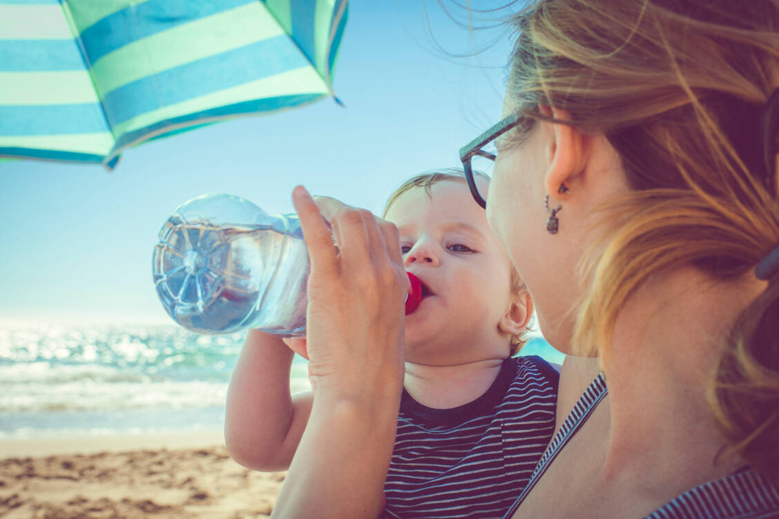 Damit die Kinder genug trinken, sollten Eltern ihnen immer wieder etwas anbieten, sowohl zu den Mahlzeiten als auch zwischendurch. / Foto: Getty Images/ArtMarie