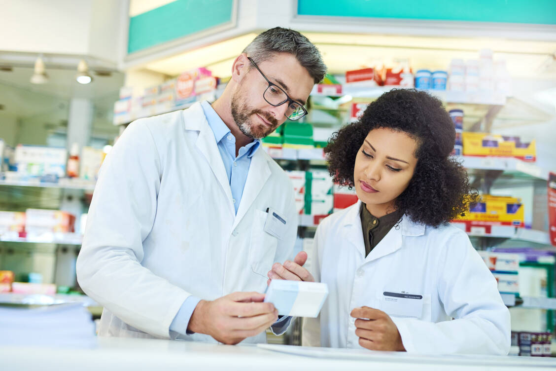 Die Auszeichnung zur besten Ausbildungsapotheke soll Anreize schaffen, sich als Apotheke bei der Ausbildung des pharmazeutischen Nachwuchses zu engagieren. / Foto: Getty Images/PeopleImages