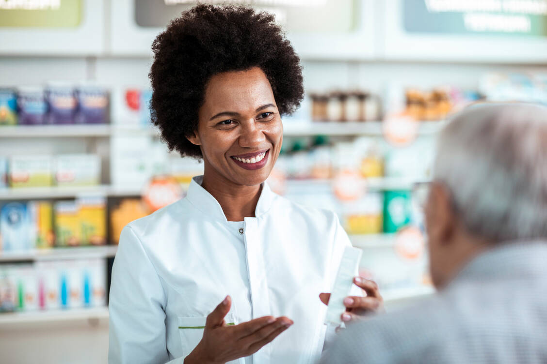 Bei der pharmazeutischen Beratung müssen Apotheker immer auch an die Selbstmedikation, zum Beispiel mit Nahrungsergänzungsmitteln und pflanzlichen Präparaten, denken. / Foto: Getty Images/vorDa