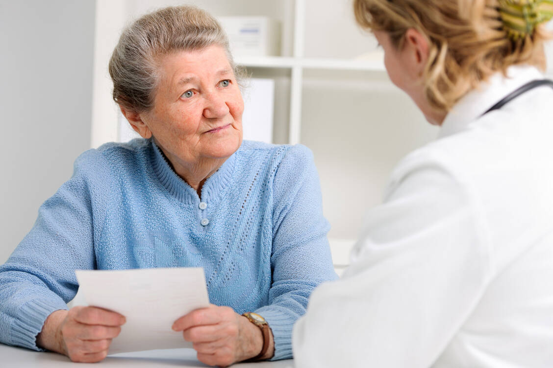 Die Zeit für das Arzt-Patienten-Gespräch ist meist kurz bemessen. Relevante Symptome, Wichtiges aus der Krankengeschichte und Fragen sollte sich der Patient am besten vorher notieren, um es beim Arzt ansprechen zu können. / Foto: Adobe Stock/Alexander Raths