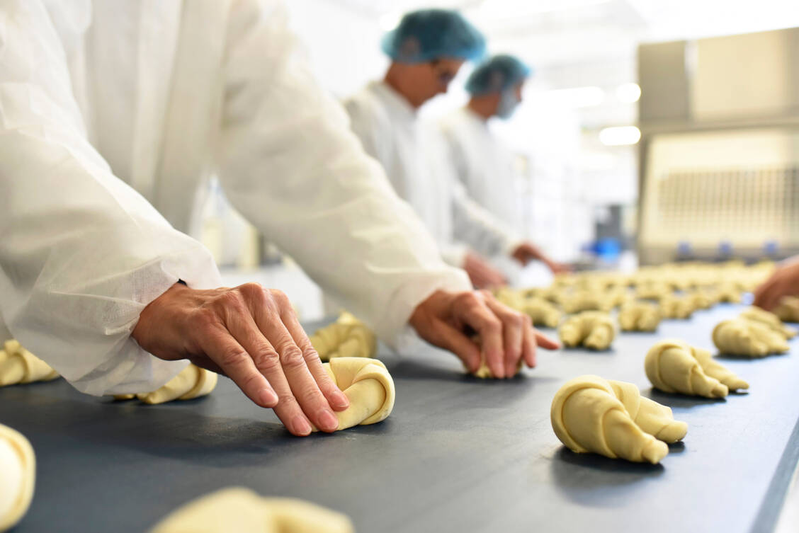 Sieht lecker aus, ist aber weder nahrhaft noch gesund: Hoch verarbeitete Lebensmittel enthalten zu viele ungesunde Inhaltsstoffe wie Transfette. / Foto: Getty Images/Westend61