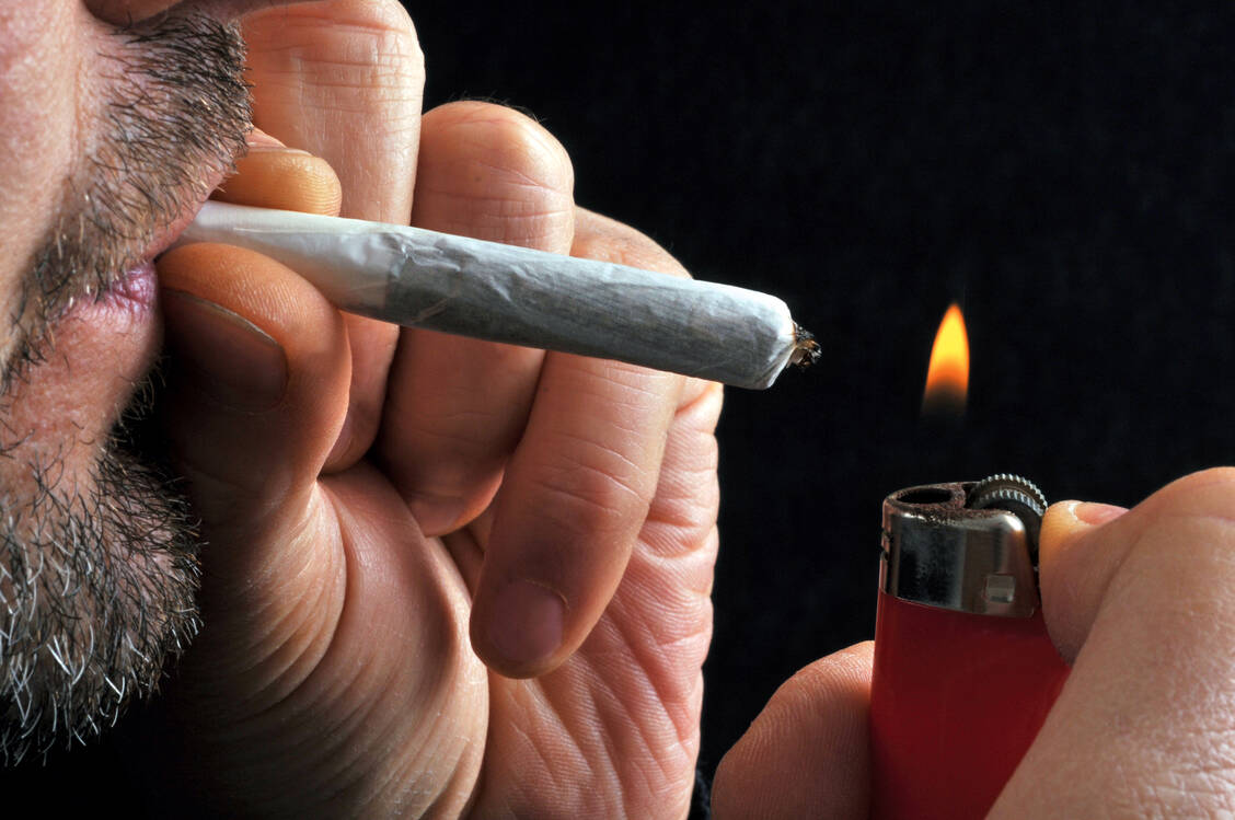 Wer Cannabis konsumiert, soll künftig nicht mehr strafrechtlich verfolgt werden, fordert die SPD-Fraktion. / Foto: Fotolia/Richard Villalon