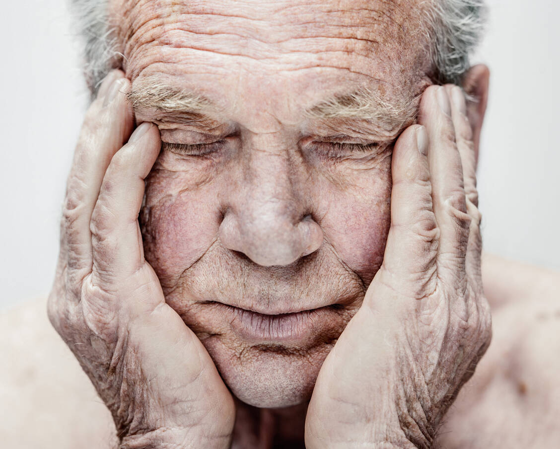 Bei Patienten mit Narkolepsie dominiert die unendlich große Müdigkeit den gesamten Tagesablauf. Ähnlich kann es bei Patienten sein, die aufgrund einer obstruktiven Schlafapnoe keinen erholsamen Nachtschlaf finden. / Foto: Getty Images/Bernd Vogel