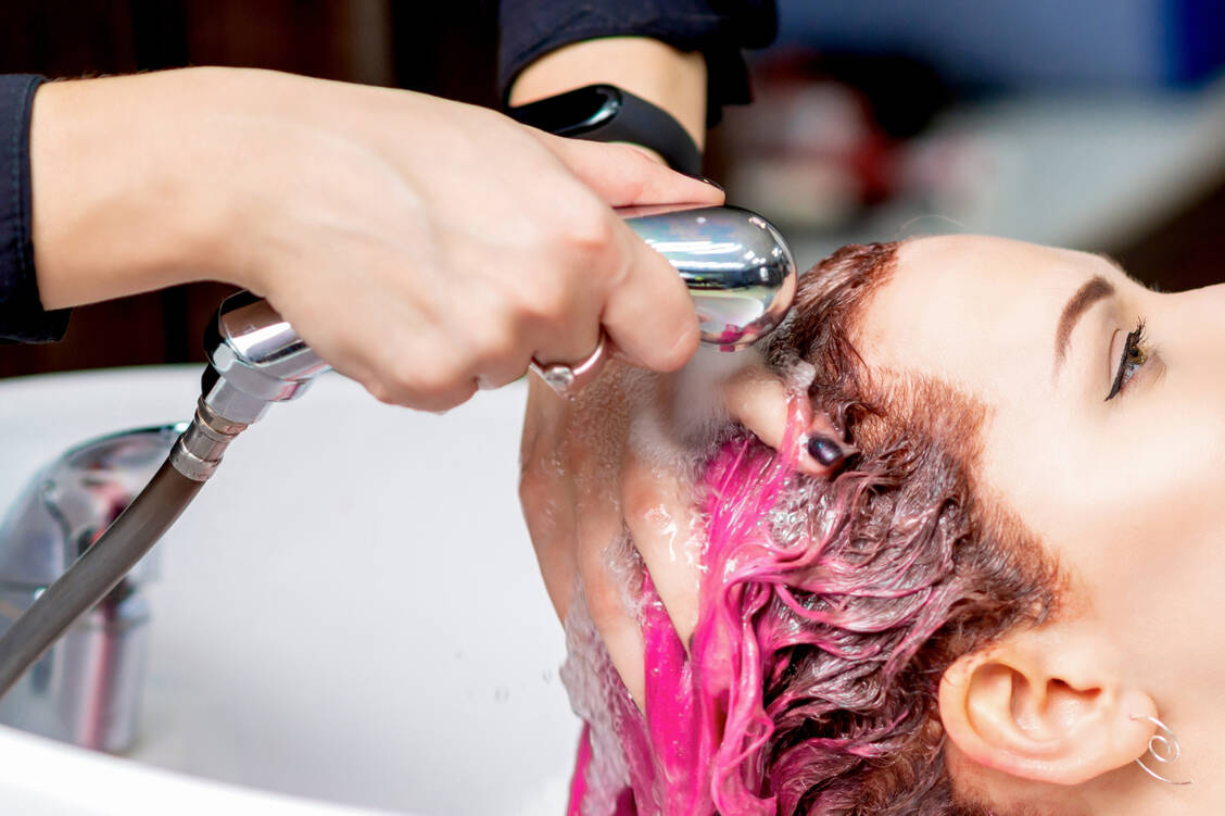 Ein erhöhtes Risiko für berufsbedingte Hautkrankheiten besteht beispielsweise im Friseurhandwerk. / Foto: Adobe Stock/okskukuruza
