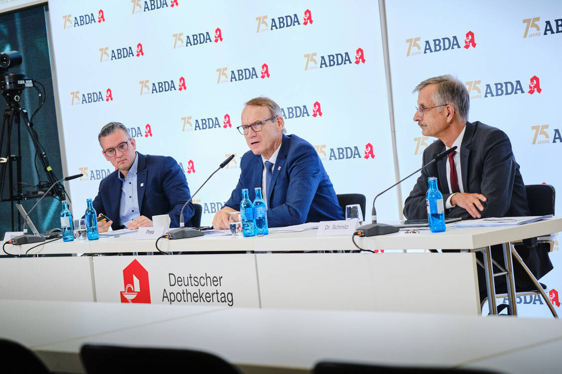 En vísperas del Día del Farmacéutico Alemán (DAT), el presidente de ABDA, Thomas Preis (centro), presentó las últimas cifras del Índice de Clima Farmacéutico (AKI) en Düsseldorf. / © ABDA