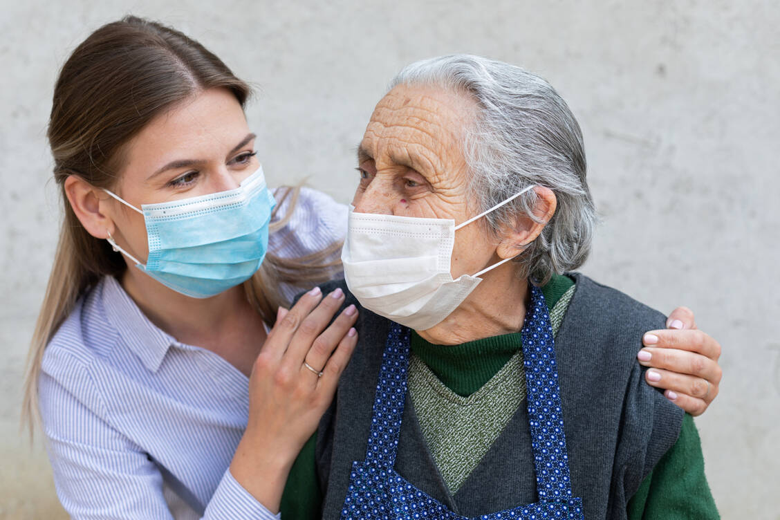 Je länger man lebt und je mehr Infekte man durchgemacht hat, desto größer wird der Pool an T-Gedächtniszellen. Dieses immunologische Alter scheint ein Risikofaktor bei Covid-19 zu sein.  / Foto: Adobe Stock/OCSKAY MARK