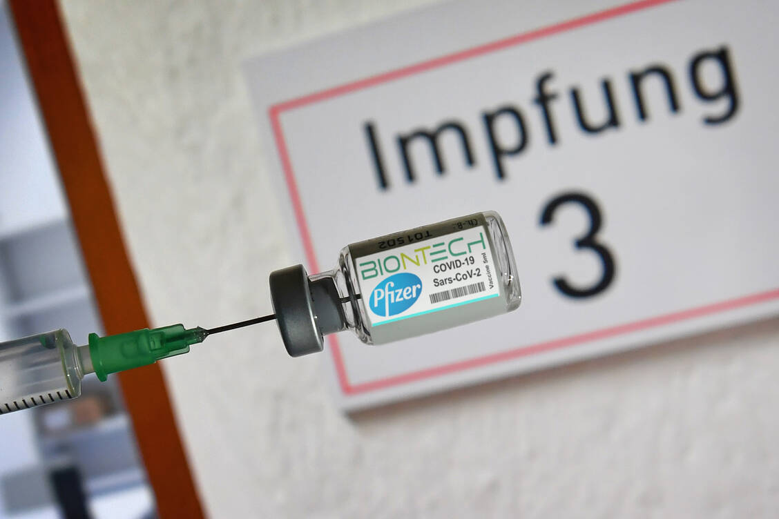 Impfstoffe wie der von Biontech und Pfizer sind knapp. Nun kündigte das Unternehmen aus Rheinland-Pfalz an, im zweiten Quartal 2021 mehr liefern zu können, als geplant. / Foto: picture alliance/Sven Simon