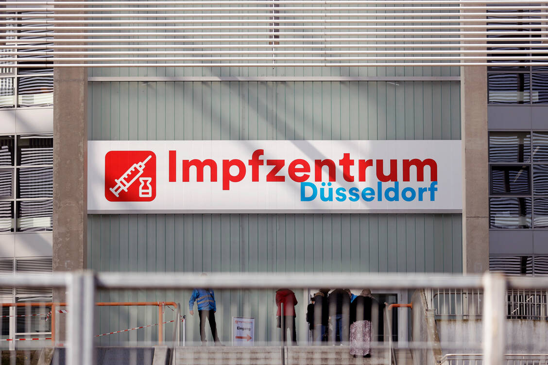 Eilig eingerichtet und bald Geschichte? Wie hier in Düsseldorf sind an vielen Standorten Impfzentren entstanden.  / Foto: picture alliance / Geisler-Fotopress