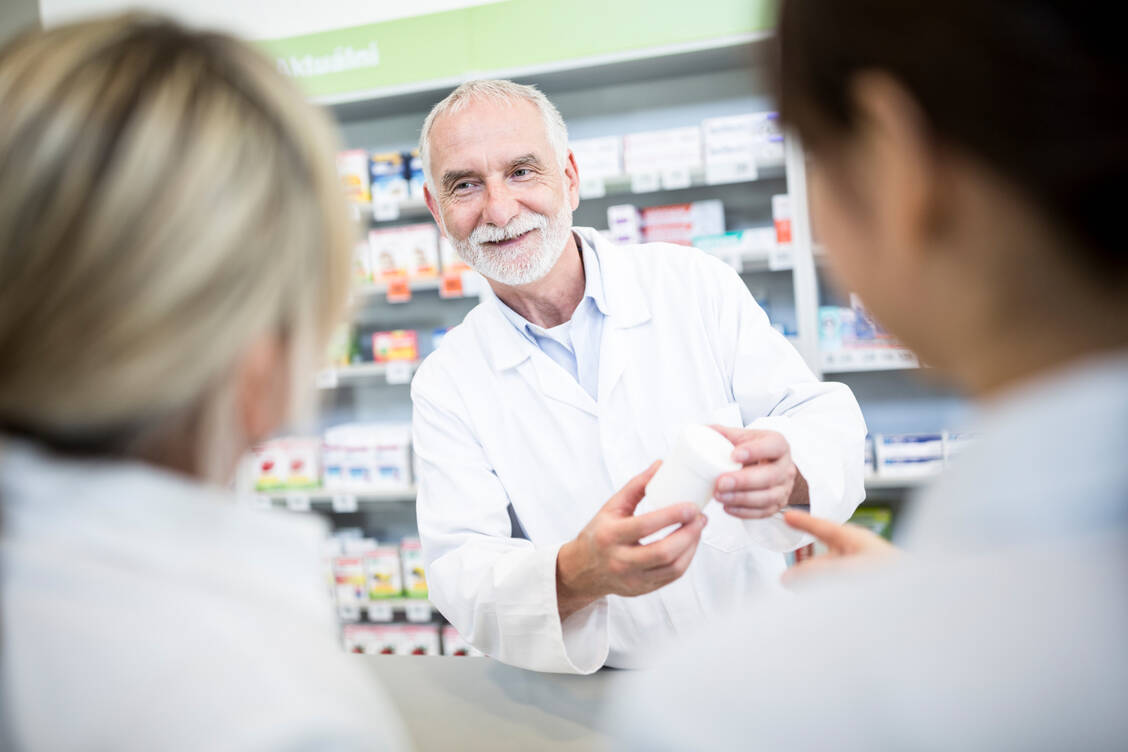 Zwar kauft die Mehrheit der Bundesbürger ihre rezeptfreien Medikamente am liebsten in der Apotheke. Eine Beratung zur Selbstmedikation nutzen aber immer weniger Menschen. / Foto: Getty Images/Westend61