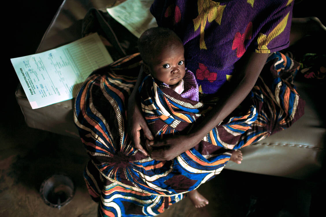 Bislang gab es kein speziell für Babys dosiertes Fertigarzneimittel zur Behandlung einer Malaria. Dabei sind gerade die jüngsten Kinder am meisten gefährdet für eine gefährlichen Verlauf. Kinder unter fünf Jahren machen 75 Prozent der Todesfälle durch Malaria aus. / © Getty Images/Per-Anders Pettersson