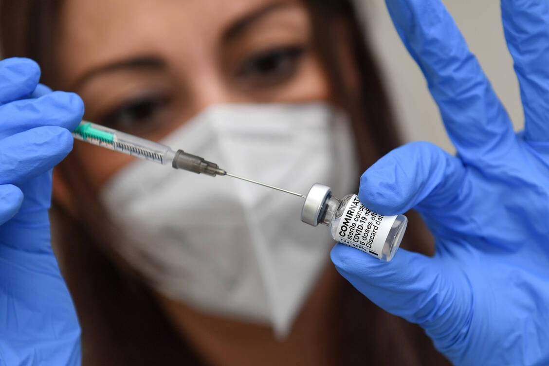 Bei der Impfkampagne der Betriebsärzte spielt der mRNA-Impfstoff von Biontech/Pfizer weiterhin eine große Rolle. / Foto: imago images/Sven Simon