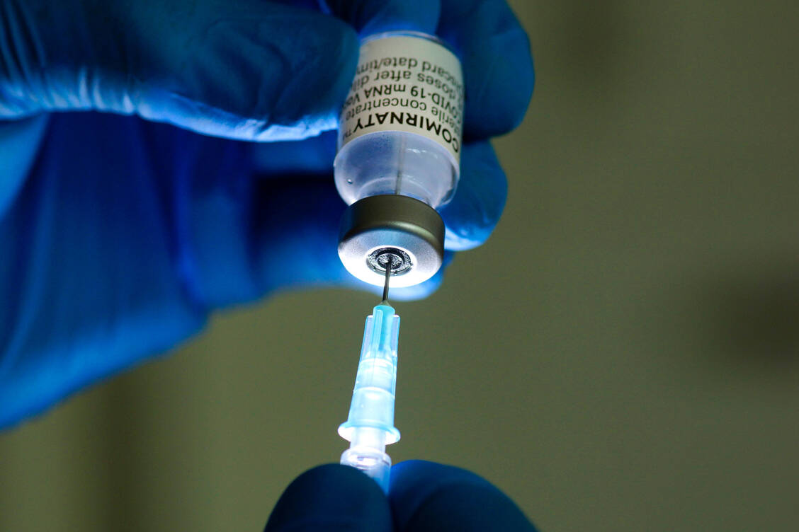 Betriebsmediziner werden demnächst ausschließlich Comirnaty® von Biontech/Pfizer erhalten. Für Zweitimpfungen gibt es keine Obergrenze für die Bestellungen. / Foto: imago images/CHROMORANGE