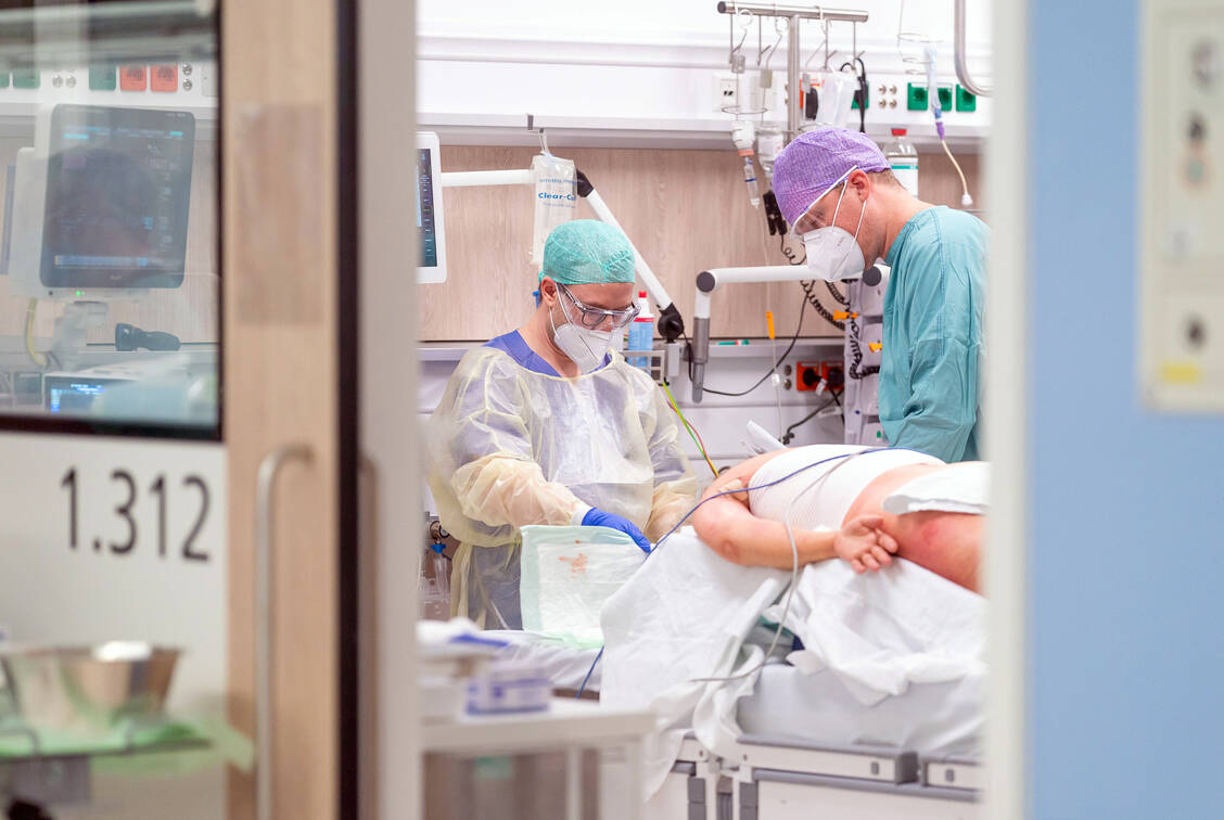 Die Patientenversorgung auf einer Intensivstation ist oft sehr gerätelastig – daher rührt die Vorstellung vom »verkabelten Patienten«. / Foto: Imago Images/Max Stein