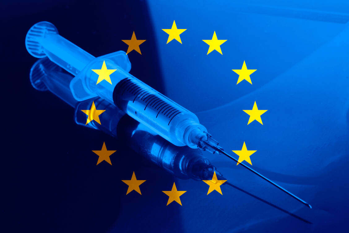 Derzeit sind die meisten europäischen Apotheker direkt oder indirekt an der Durchimpfung der Bevölkerung gegen das Coronavirus beteiligt. Eine Studie legt jetzt nahe, dass sie durchaus noch mehr Verantwortung übernehmen sollten. / Foto: Adobe Stock/studio v-zwoelf